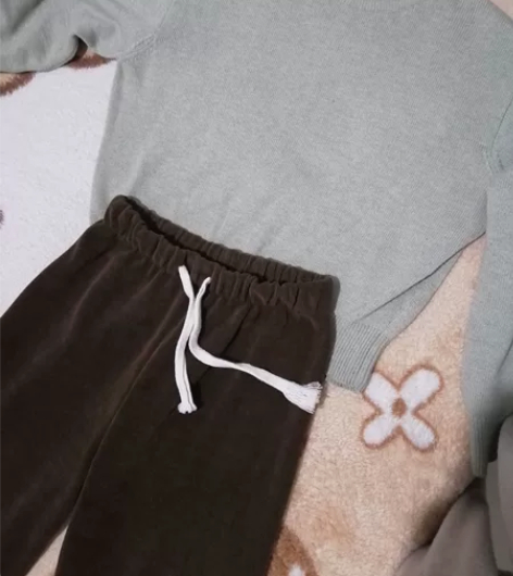 HM毛衣+棕色阔腿裤，一套出 毛衣：浅绿色...