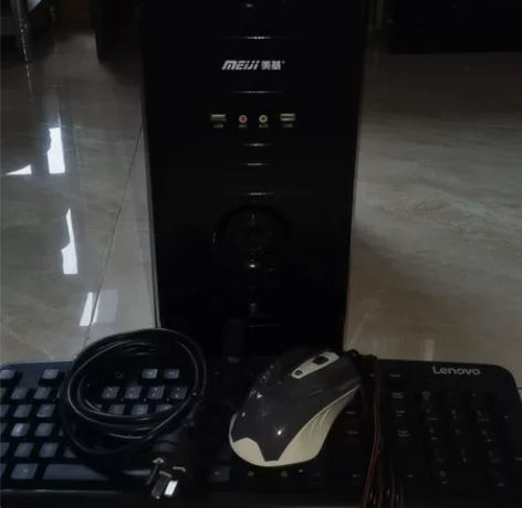 办公电脑主机，送键盘鼠标一套，带电源线，四...