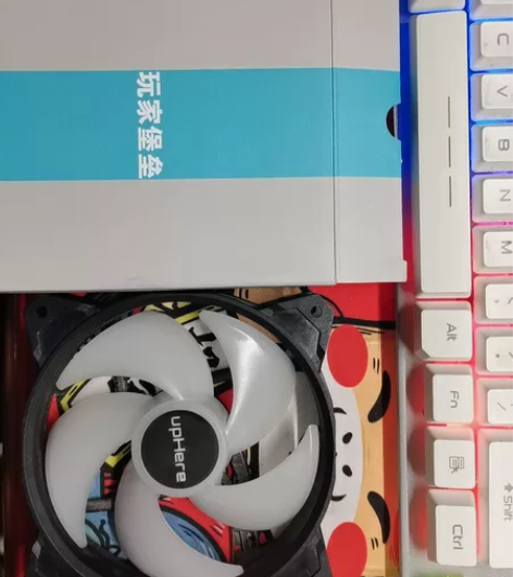 闲置玩家堡垒电脑机箱侧边蓝色散热风扇有灯效...