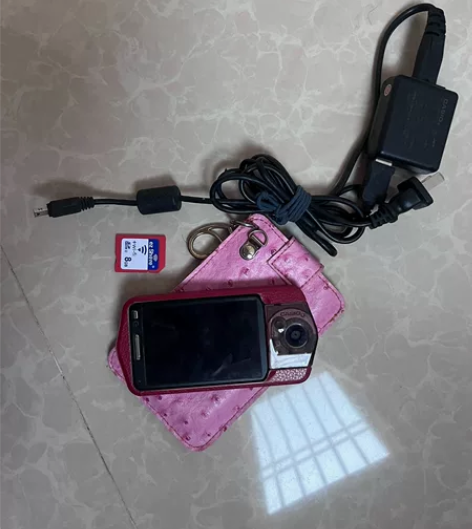 卡西欧拍照神器  TR200 原色是粉色，...