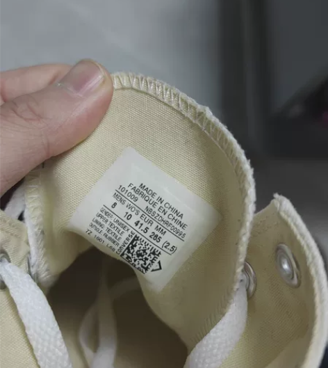 匡威帆布鞋，高帮经典款，没穿过5回，实体店...