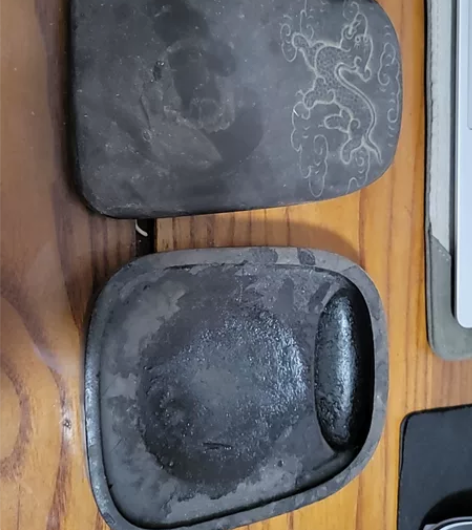 砚台两方，平时自己练字用的，看着是肇庆端砚...