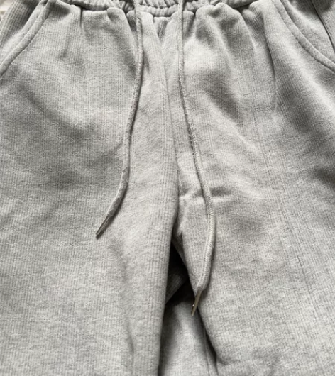 宽松休闲裤，有松紧的 感兴趣的话点“我想要...