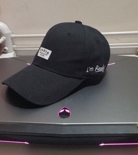 男女同款，棒球帽，渔夫帽。 都是店里买来的...