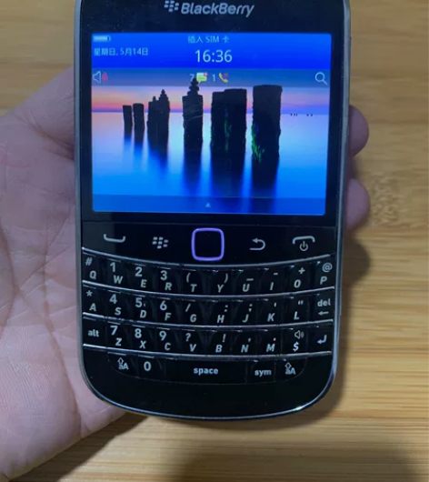 黑莓手机，品相如图所示，由于是二手不退不换...