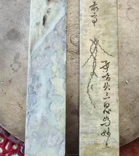 镇纸两条，几十年，石质很好，音刚，有字尺寸...