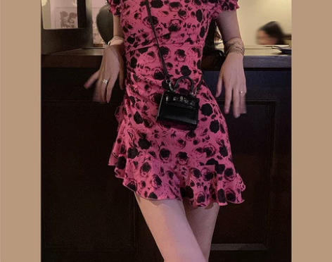 法式复古甜辣纯欲风露背粉色碎花连衣裙子女收...