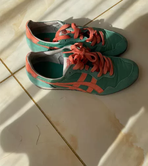 鬼冢虎女士运动鞋37.5码,9成新,具体成...