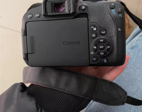 佳能800D?小痰盂三代镜头 9新 感兴趣...