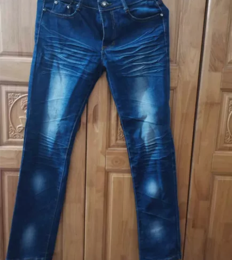 女士牛仔裤，28码，穿过几次 感兴趣的话点...