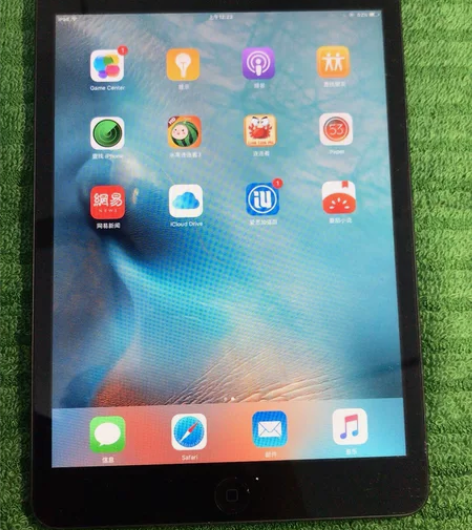 出一台苹果iPad mini平板电脑,Io...