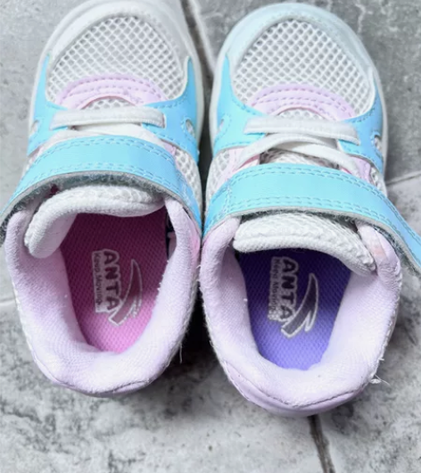 安踏板鞋春秋款,新旧看图。23码。娃娃穿着...