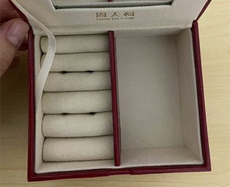 周大福单层首饰盒，九成新，长10cm×宽8...