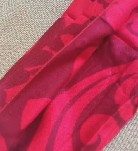 年款红色围巾，高货，喜欢的来，一条38，两...