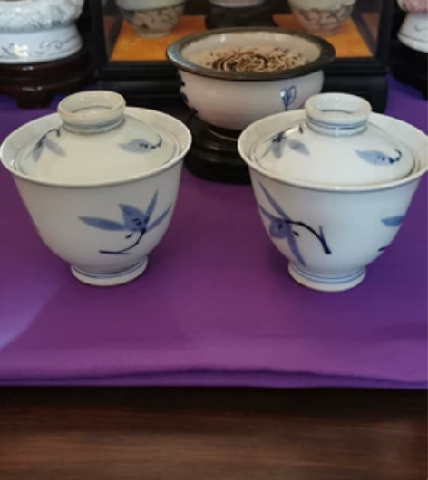 一对清代的老盖碗。品相极美干净。售出不退不...