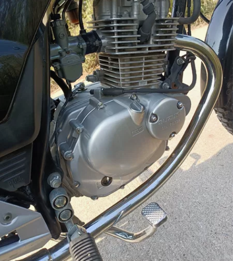 铃木GSX125，经典的圆灯圆表，发动机省...