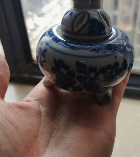 小日本造，三足釉下手绘青花熏香炉！画片梅，...