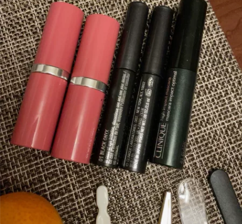 倩碧睫毛膏、口红专柜送小样 一起 保质期不...