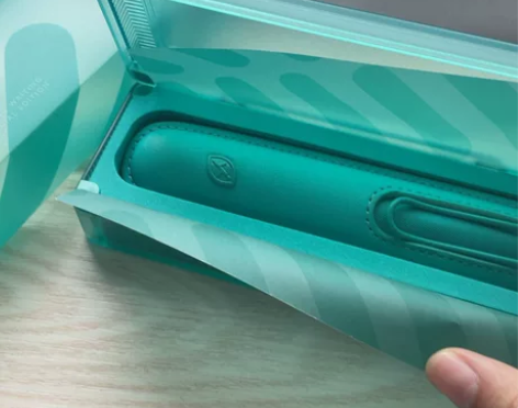 出一套凌美candy钢笔套装，含50ml黑...