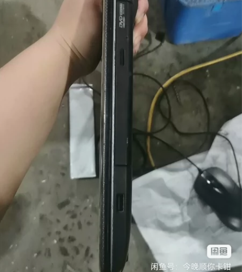 华硕笔记本用了两三年了 屏幕有几根绿线 触...