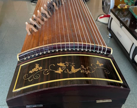 出几乎全新的古筝 放琴的支架包装没拆 调音...