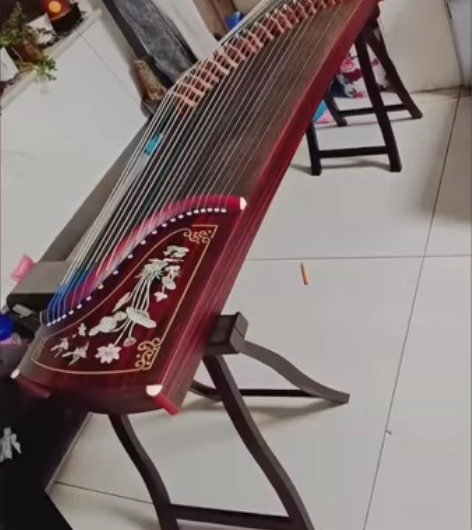 琴行实体店倒闭，剩下一些老师傅纯手工制作的...