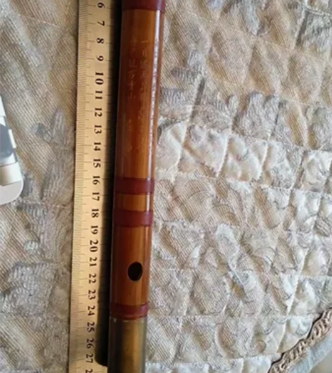 一个手刻诗词的一头铜头一头天然牛角的笛子就...