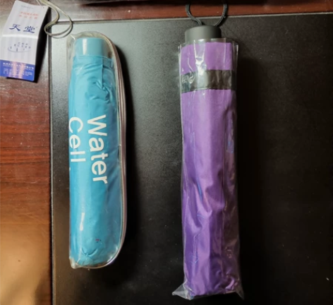 出三把闲置的晴雨伞  包含一把天堂伞  一...