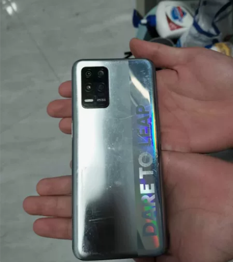 自用真我Q3后盖战损级成色屏幕裂缝一条不影...