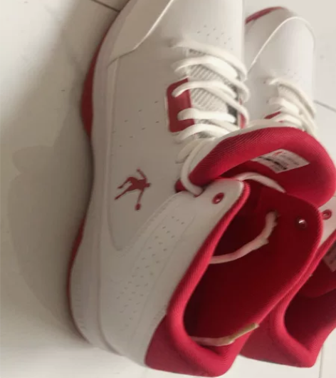 乔丹大码篮球鞋，一次没穿过，不想要了，看图...