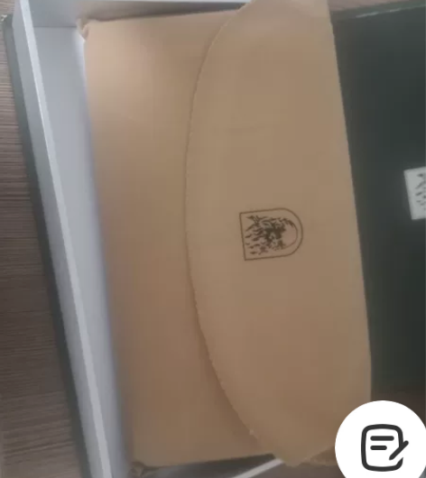 全新钱夹，带全套包装，可送人可自用，适合女...