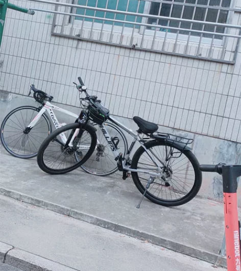 因毕业出学校用的自行车，没怎么骑过很新，2...