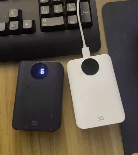 闲置充电宝2个一黑一白，带数字显示，容量1...