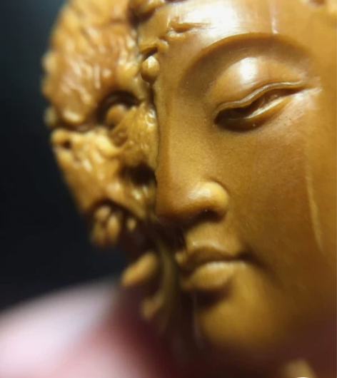 天鹰老师本工核雕作品——念之间,也叫魔由心...