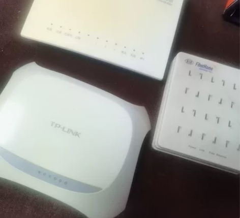 闲置了的旧路由器三个,都是搬家时迁移网线时...