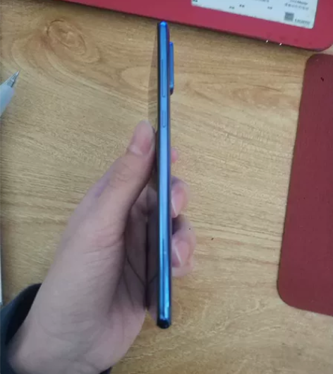 小米9  8128边框成色好只有一个点掉漆...