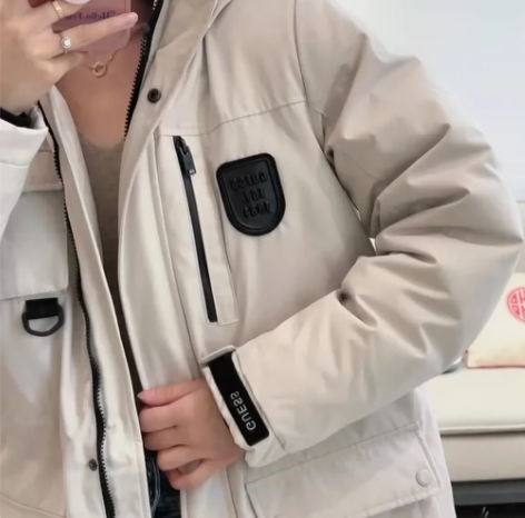 GUESS秋冬女连帽毛领工装派克羽绒服灰白...