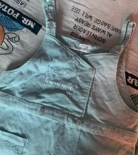 超级可爱的薄荷绿背带裙 灯芯绒布料 偏宽松...