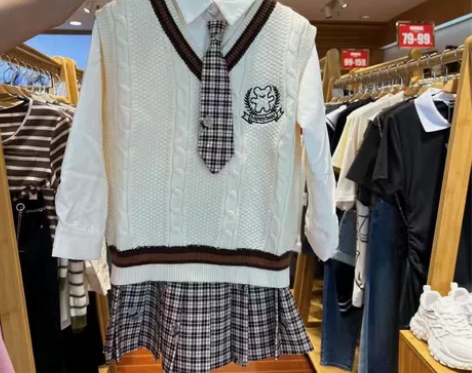 【全新有吊牌】爱依服学院风针织背心衬衫裙子...