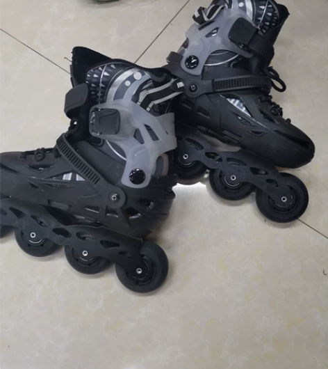 出飞鹰轮滑鞋一双，3-6岁可穿，就穿了几次...