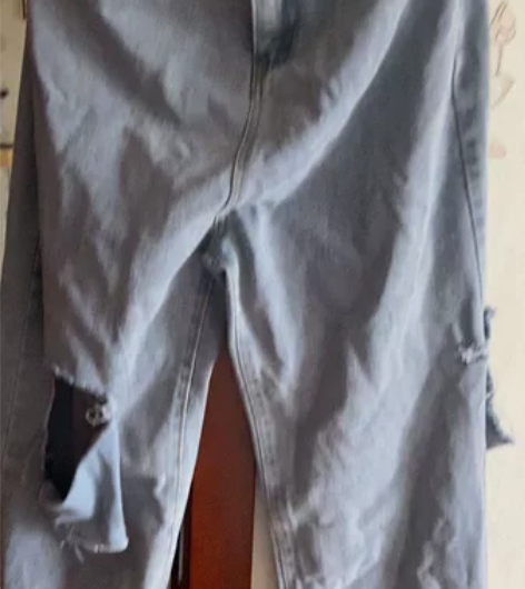 破洞牛仔裤 L码 就穿过一次腰可以收 90...