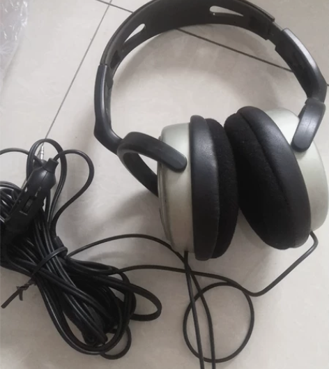 飞利浦头戴式耳机，戴着非常舒适，音质效果立...