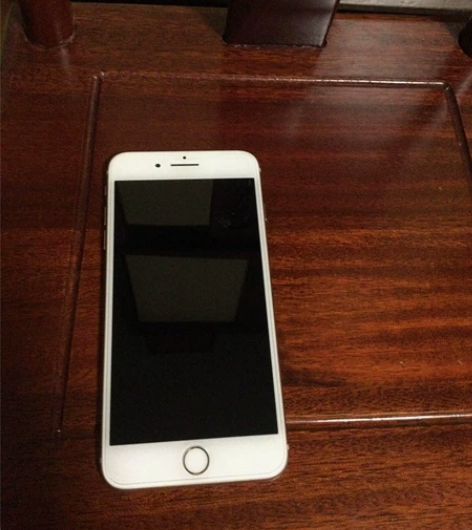 出自用国行iPhone 8 Plus，金色...
