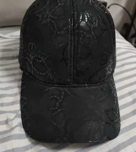 全新真羊皮棒球帽，压花工艺，黑色，大小可调...