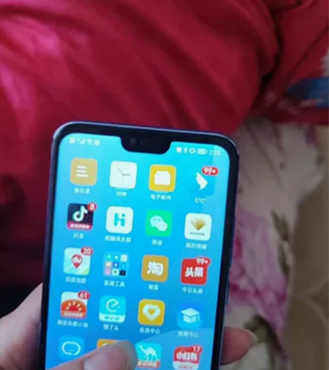 荣耀10 6+128 伊拉克 后盖贴纸有点...