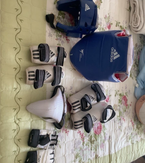 跆拳道护具一套，阿迪达斯正品，道馆780买...
