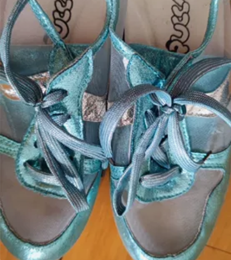 女士休闲运动鞋，37码，低价转让。 感兴趣...