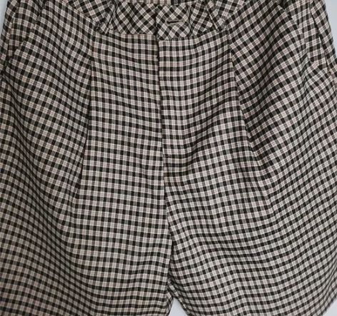 女士格子短裤，L码的，和我其他挂的东西一样...