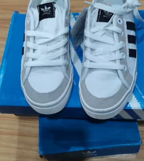 全新女款阿迪运动帆布鞋 ,带原盒 ,绝对正...