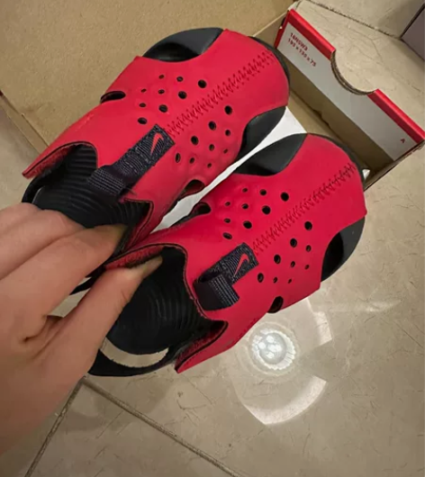 NIKE童鞋、当时一下买了两双、正品！不给...